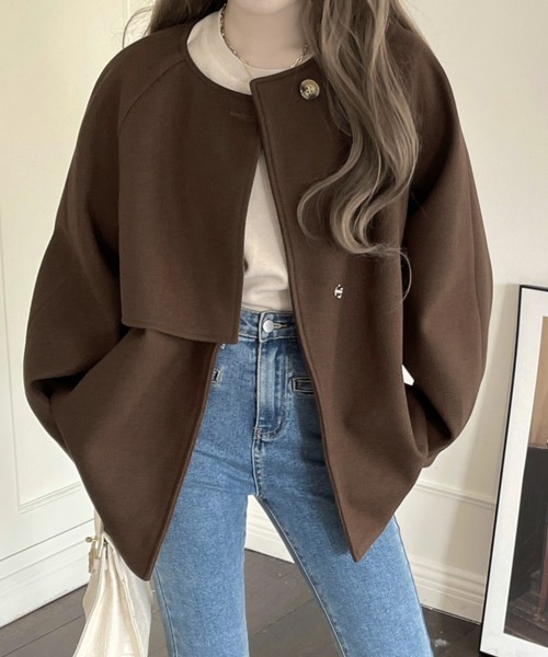 emi+（エミプラス）の「レイヤード風 ショートノーカラーコート（ノーカラーコート・レディース・ブラウン/キャメル/ベージュ/ブラック/ネイビー/チャコールグレー/ブルーグレー・FREE）」の4枚目の写真