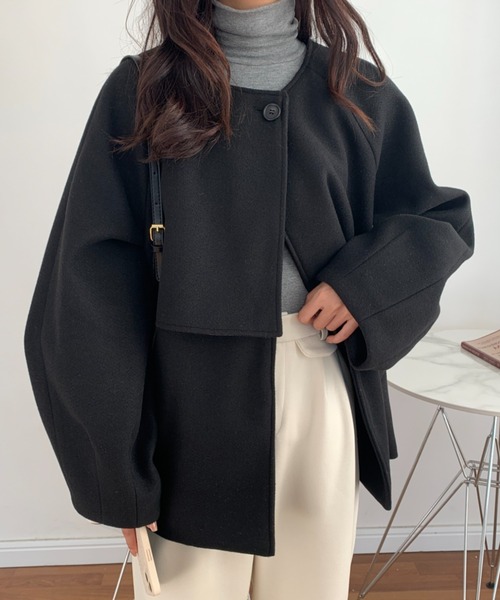 emi+（エミプラス）の「レイヤード風 ショートノーカラーコート（ノーカラーコート・レディース・ブラウン/キャメル/ベージュ/ブラック/ネイビー/チャコールグレー/ブルーグレー・FREE）」の2枚目の写真