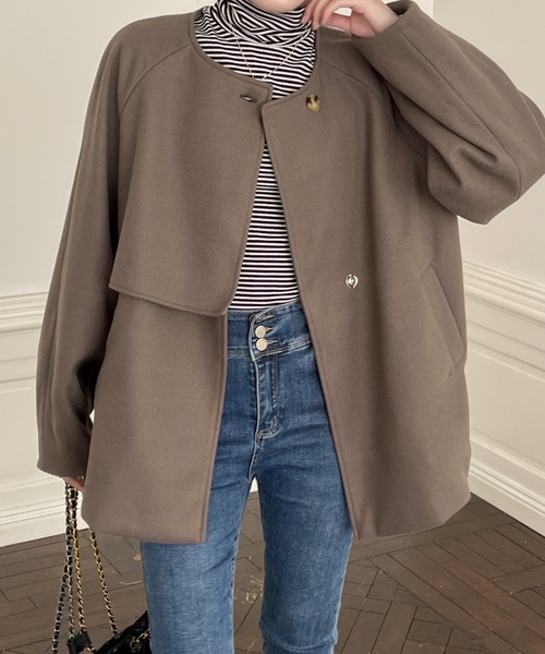 emi+（エミプラス）の「レイヤード風 ショートノーカラーコート（ノーカラーコート・レディース・ブラウン/キャメル/ベージュ/ブラック/ネイビー/チャコールグレー/ブルーグレー・FREE）」の15枚目の写真