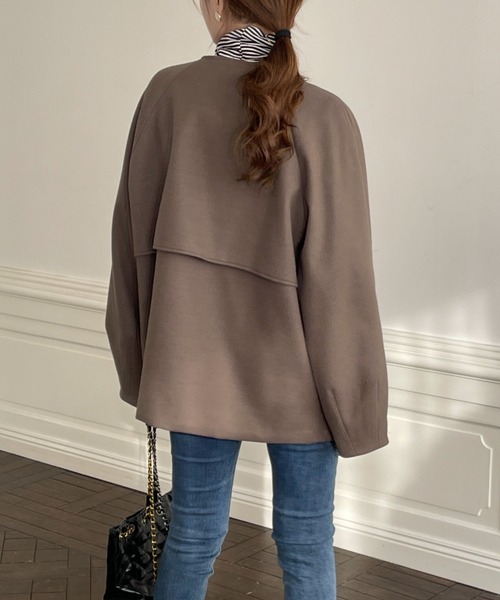 emi+（エミプラス）の「レイヤード風 ショートノーカラーコート（ノーカラーコート・レディース・ブラウン/キャメル/ベージュ/ブラック/ネイビー/チャコールグレー/ブルーグレー・FREE）」の16枚目の写真