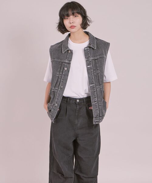 FFEIN(フェイン)の「【FFEIN(フェイン)】DENIM VEST / ケミカルウォッシュ オーバーサイズ デニム ベスト(ベスト・メンズ・オフホワイト/ブラック/ネイビー・MEDIUM/LARGE)」の6枚目の写真
