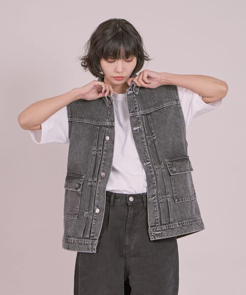 FFEIN(フェイン)の「【FFEIN(フェイン)】DENIM VEST / ケミカルウォッシュ オーバーサイズ デニム ベスト(ベスト・メンズ・オフホワイト/ブラック/ネイビー・MEDIUM/LARGE)」の7枚目の写真