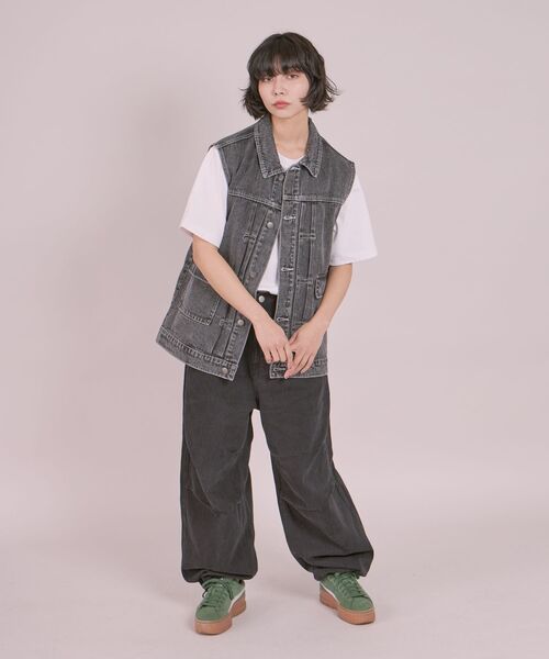 FFEIN(フェイン)の「【FFEIN(フェイン)】DENIM VEST / ケミカルウォッシュ オーバーサイズ デニム ベスト(ベスト・メンズ・オフホワイト/ブラック/ネイビー・MEDIUM/LARGE)」の10枚目の写真