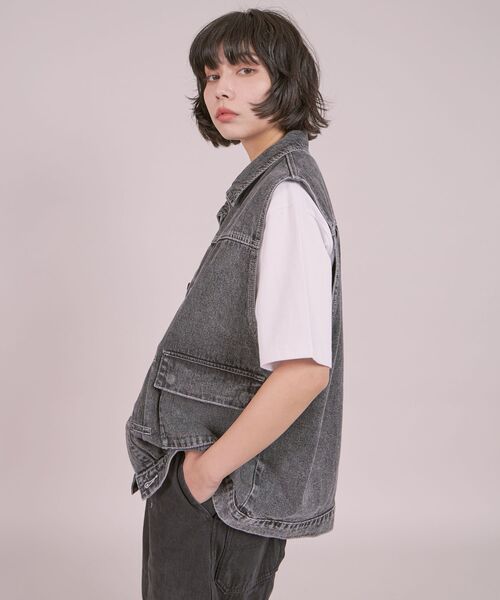 FFEIN(フェイン)の「【FFEIN(フェイン)】DENIM VEST / ケミカルウォッシュ オーバーサイズ デニム ベスト(ベスト・メンズ・オフホワイト/ブラック/ネイビー・MEDIUM/LARGE)」の18枚目の写真