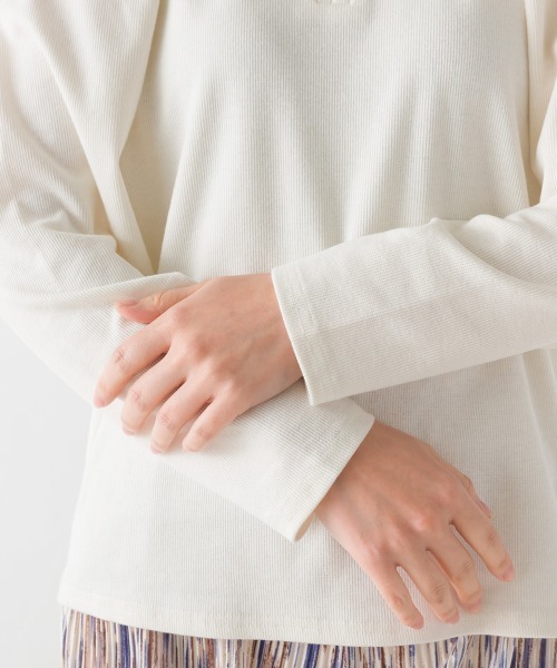 OMNES（オムネス）の「リブパワーショルダー長袖プルオーバー（その他トップス・レディース・オレンジ/ホワイト系その他/アイボリー/ブラック/オリーブ・FREE）」の8枚目の写真