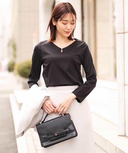 OFUON le MK(オフオンルエムケー)の「フロントホックデザインカットソー/洗える(Tシャツ/カットソー・レディース・ホワイト/ブラック・40/38)」の3枚目の写真