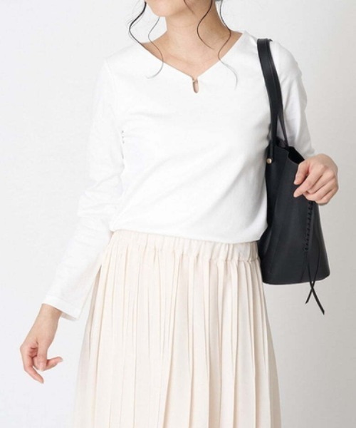 OFUON le MK(オフオンルエムケー)の「フロントホックデザインカットソー/洗える(Tシャツ/カットソー・レディース・ホワイト/ブラック・40/38)」の1枚目の写真
