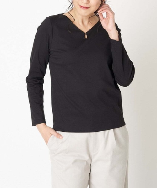 OFUON le MK(オフオンルエムケー)の「フロントホックデザインカットソー/洗える(Tシャツ/カットソー・レディース・ホワイト/ブラック・40/38)」の2枚目の写真