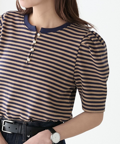 BONLECILL(ボンルシール)の「パールボタン ヘンリーネック パフスリーブ半袖Tシャツ(Tシャツ/カットソー・レディース・オフホワイト/ブルー/ブラック/ブラック×ホワイト/レッド/チャコールグレー/グレイッシュブルー/オレンジ/ネイビー系1・FREE)」の7枚目の写真