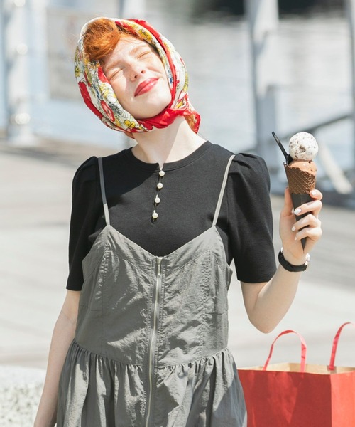 BONLECILL(ボンルシール)の「パールボタン ヘンリーネック パフスリーブ半袖Tシャツ(Tシャツ/カットソー・レディース・オフホワイト/ブルー/ブラック/ブラック×ホワイト/レッド/チャコールグレー/グレイッシュブルー/オレンジ/ネイビー系1・FREE)」の3枚目の写真