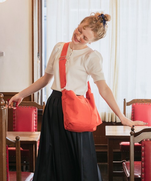 BONLECILL(ボンルシール)の「パールボタン ヘンリーネック パフスリーブ半袖Tシャツ(Tシャツ/カットソー・レディース・オフホワイト/ブルー/ブラック/ブラック×ホワイト/レッド/チャコールグレー/グレイッシュブルー/オレンジ/ネイビー系1・FREE)」の14枚目の写真