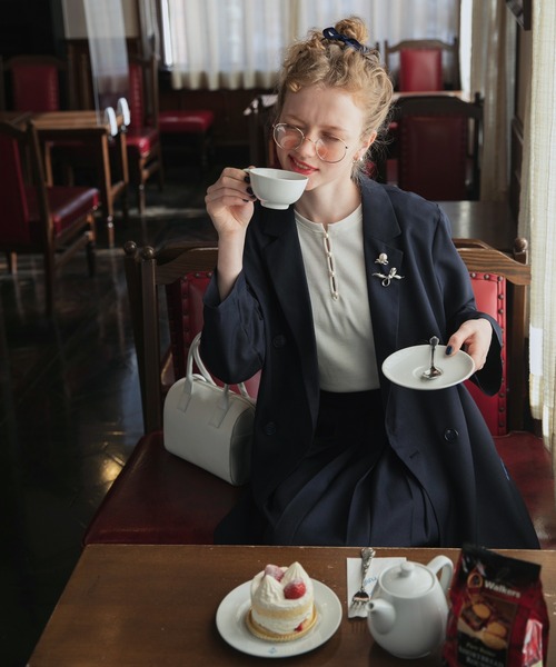 BONLECILL(ボンルシール)の「パールボタン ヘンリーネック パフスリーブ半袖Tシャツ(Tシャツ/カットソー・レディース・オフホワイト/ブルー/ブラック/ブラック×ホワイト/レッド/チャコールグレー/グレイッシュブルー/オレンジ/ネイビー系1・FREE)」の16枚目の写真