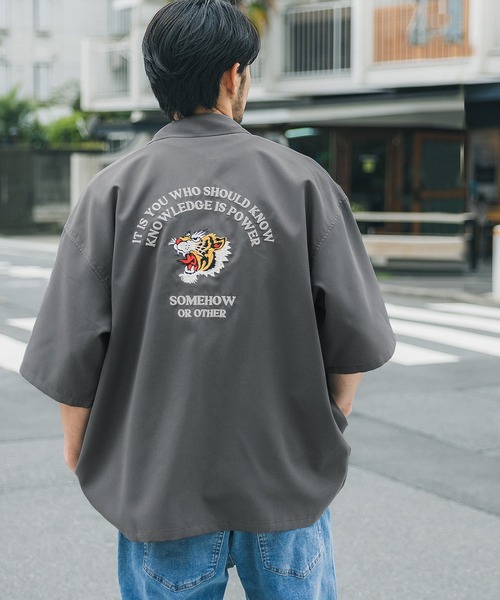 coca(coca)(コカ)の「メンズスーベニアBACK刺繍シャツ(シャツ/ブラウス・メンズ・ブラック/グレー・M/L/XL)」の2枚目の写真