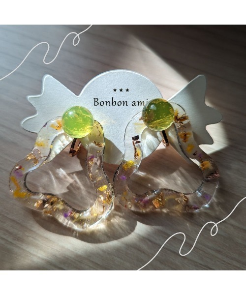 tone(トーン)の「【hazeleyes】大ぶりころころイヤリング(Bonbonami ボンボンアミ)(MA)(イヤリング・レディース・パープル/ピンク/イエロー/グリーン・FREE)」の4枚目の写真