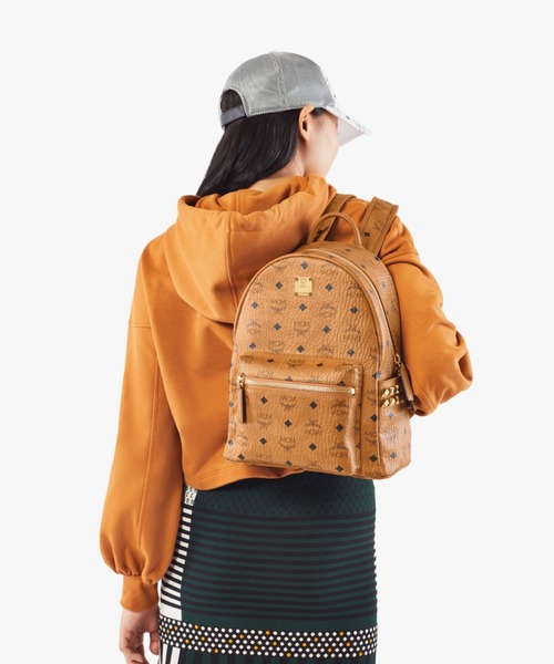 MCM(エムシーエム)の「Small Stark サイドスタッズ バックパック - ヴィセトス(バックパック/リュック・メンズ・ブラック/ベージュ/ブラウン・SMALL)」の4枚目の写真