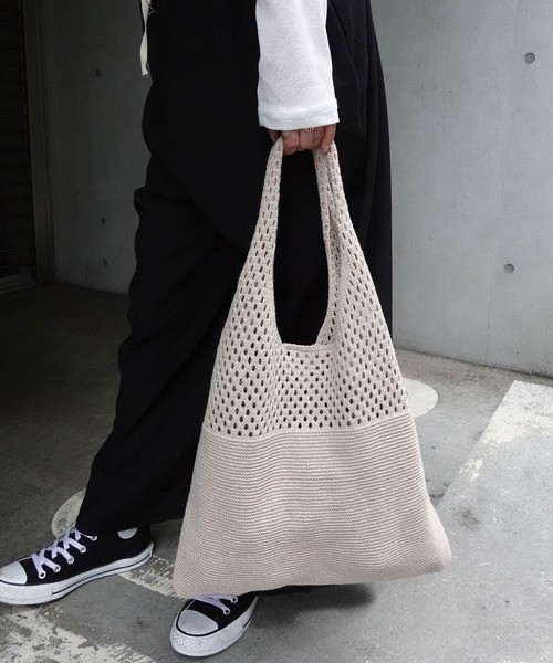 CORNERS（コーナーズ）の「メッシュ編みショルダーバッグ（ショルダーバッグ・レディース・アイボリー/ベージュ/ブラック/ブルー/ブラウン/マスタード/カーキ/パープル・FREE）」の4枚目の写真