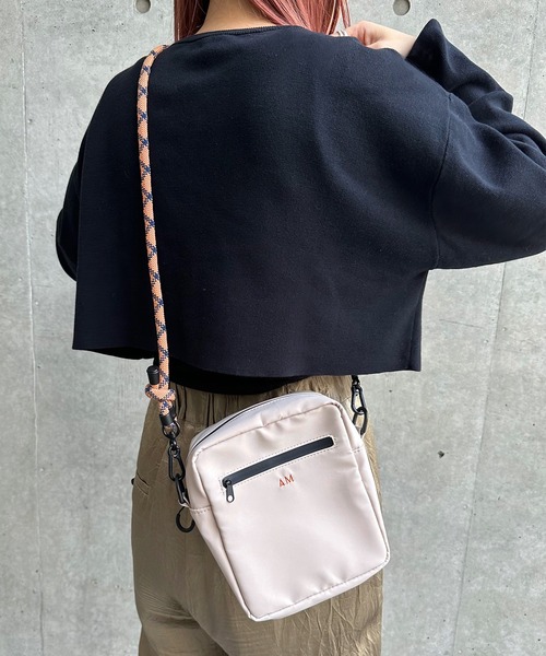 ACCOMMODE（アコモデ）の「ミニボックスサコッシュ / ショルダーバッグ　推し活（ショルダーバッグ・レディース・ブルー/アイボリー/ピンク/ブラック・FREE）」の2枚目の写真