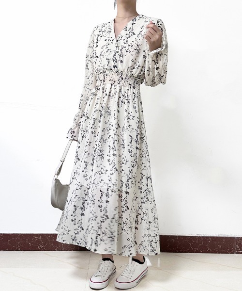 Doux Belle(ドゥーベル)の「小花柄シフォンワンピース(ワンピース・レディース・オフホワイト/ブラック・LARGE)」の4枚目の写真