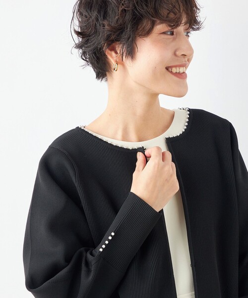 NOLLEY’S（ノーリーズ）の「《手洗い可能》ミニパールクルーネックカーディガン（カーディガン/ボレロ・レディース・チャコールグレー/ベビーピンク/オフホワイト/ブラック・38）」の10枚目の写真