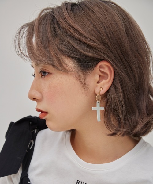 RUBY AND YOU（ルビーアンドユー）の「クロスイヤリング（イヤリング・レディース・ライトベージュ/ライトグリーン・FREE）」の10枚目の写真