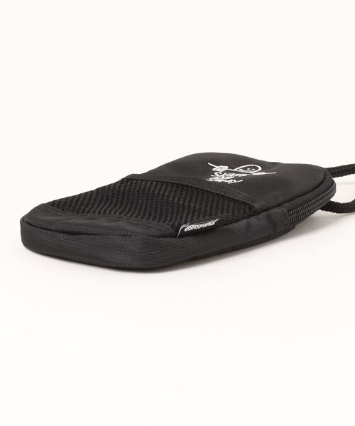 THRASHER（スラッシャー）の「GONZ SmartPhone Pouch/スラッシャー縦型ゴンズワンポイントアイコンミニショルダーポーチ（ポーチ・メンズ・ブラック×ホワイト・FREE）」の3枚目の写真