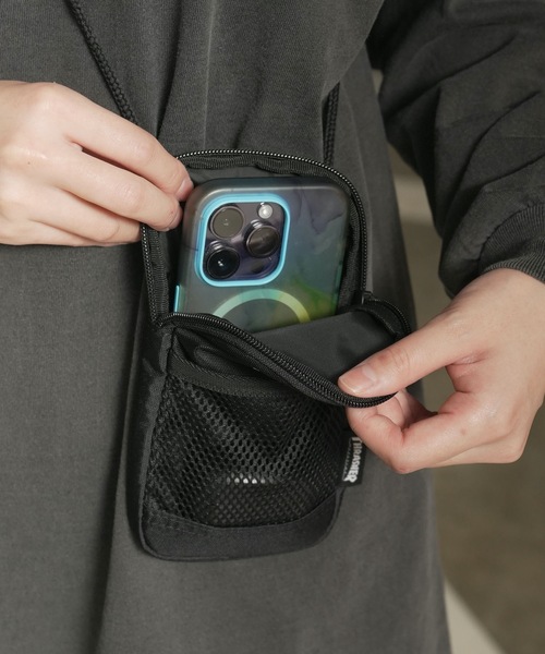THRASHER（スラッシャー）の「GONZ SmartPhone Pouch/スラッシャー縦型ゴンズワンポイントアイコンミニショルダーポーチ（ポーチ・メンズ・ブラック×ホワイト・FREE）」の7枚目の写真