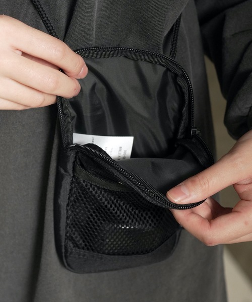 THRASHER（スラッシャー）の「GONZ SmartPhone Pouch/スラッシャー縦型ゴンズワンポイントアイコンミニショルダーポーチ（ポーチ・メンズ・ブラック×ホワイト・FREE）」の8枚目の写真