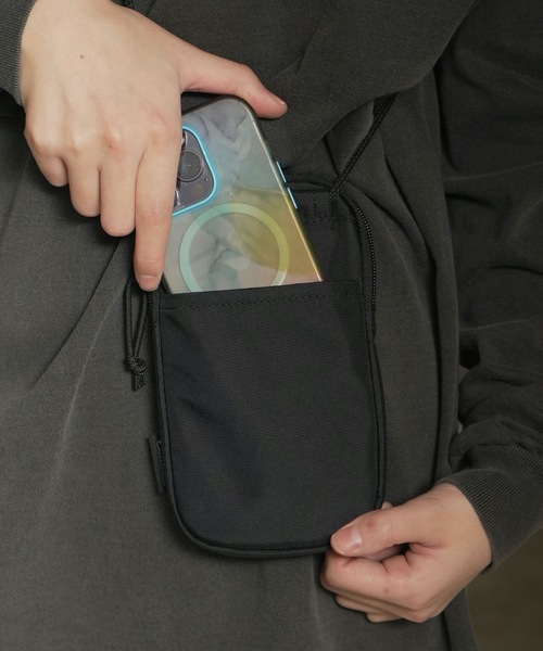 THRASHER（スラッシャー）の「GONZ SmartPhone Pouch/スラッシャー縦型ゴンズワンポイントアイコンミニショルダーポーチ（ポーチ・メンズ・ブラック×ホワイト・FREE）」の9枚目の写真