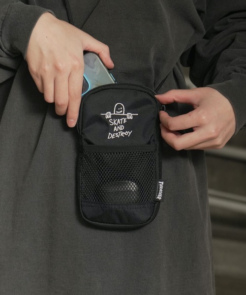 THRASHER（スラッシャー）の「GONZ SmartPhone Pouch/スラッシャー縦型ゴンズワンポイントアイコンミニショルダーポーチ（ポーチ・メンズ・ブラック×ホワイト・FREE）」の10枚目の写真