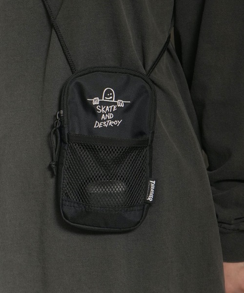 THRASHER（スラッシャー）の「GONZ SmartPhone Pouch/スラッシャー縦型ゴンズワンポイントアイコンミニショルダーポーチ（ポーチ・メンズ・ブラック×ホワイト・FREE）」の11枚目の写真