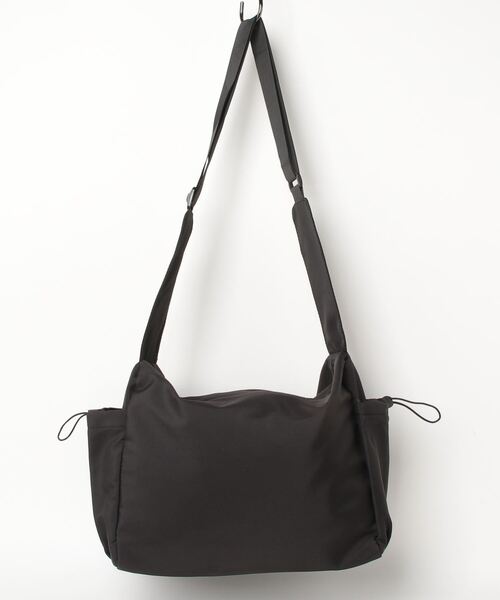 .KOM（ドットコム）の「『.KOM/ドットケーオーエム』ドロストポケットショルダーバッグ【Y】【CN】（ショルダーバッグ・レディース・グレー/ブラック・FREE）」の3枚目の写真