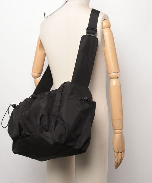 .KOM（ドットコム）の「『.KOM/ドットケーオーエム』ドロストポケットショルダーバッグ【Y】【CN】（ショルダーバッグ・レディース・グレー/ブラック・FREE）」の12枚目の写真