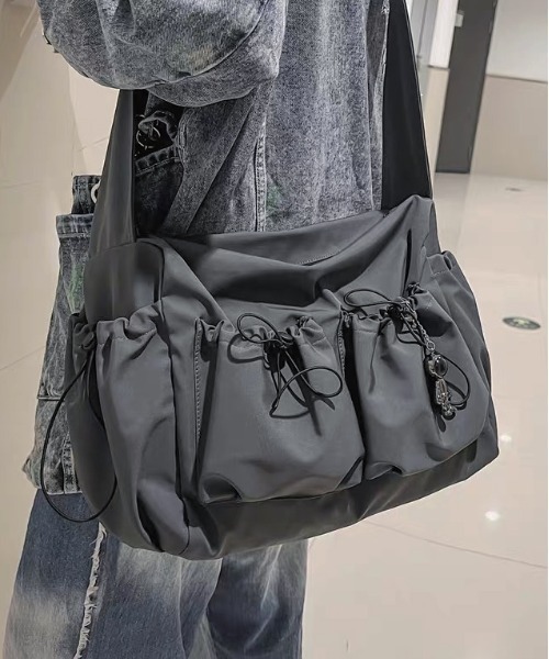 .KOM（ドットコム）の「『.KOM/ドットケーオーエム』ドロストポケットショルダーバッグ【Y】【CN】（ショルダーバッグ・レディース・グレー/ブラック・FREE）」の2枚目の写真