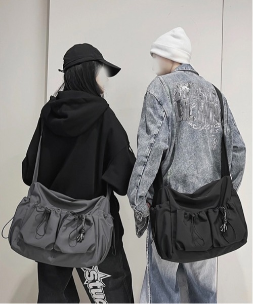 .KOM（ドットコム）の「『.KOM/ドットケーオーエム』ドロストポケットショルダーバッグ【Y】【CN】（ショルダーバッグ・レディース・グレー/ブラック・FREE）」の6枚目の写真