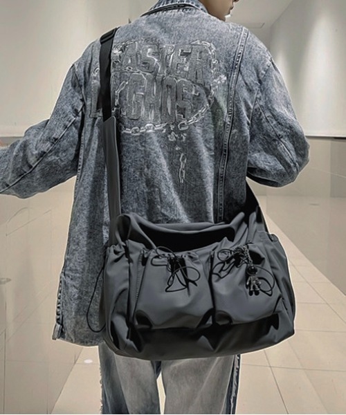 .KOM（ドットコム）の「『.KOM/ドットケーオーエム』ドロストポケットショルダーバッグ【Y】【CN】（ショルダーバッグ・レディース・グレー/ブラック・FREE）」の9枚目の写真