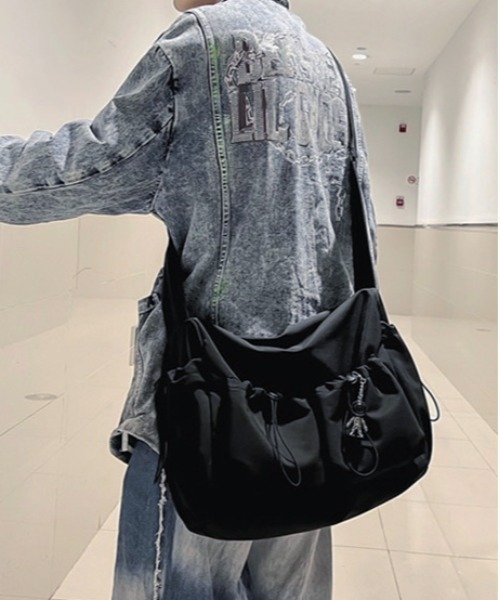 .KOM（ドットコム）の「『.KOM/ドットケーオーエム』ドロストポケットショルダーバッグ【Y】【CN】（ショルダーバッグ・レディース・グレー/ブラック・FREE）」の8枚目の写真