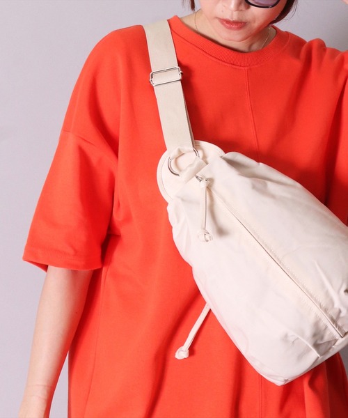 BAYBLO(ベイブロ)の「(CR)【ユニセックス】ナイロン ワンショルダー ボディバッグ(ボディバッグ/ウエストポーチ・レディース・カーキ/グレイッシュベージュ/ブラック/アイボリー・ONE SIZE)」の2枚目の写真