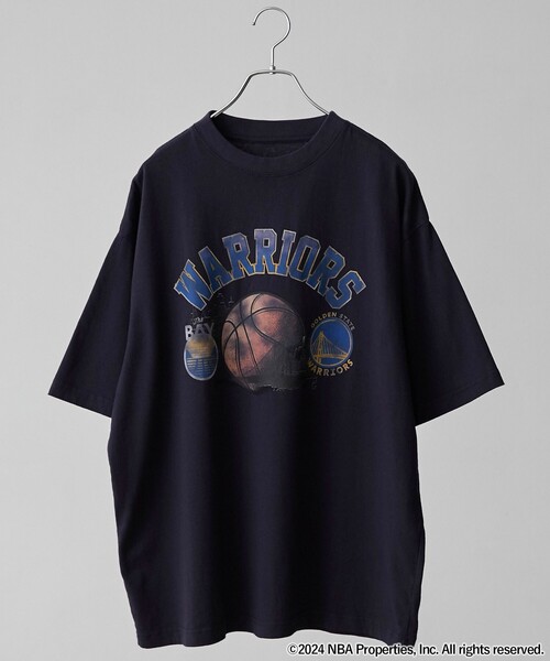 coen(コーエン)の「NBA別注グラフィックTシャツ(WEB限定カラー)(Tシャツ/カットソー・メンズ・ホワイト/ライトブルー/ブラック/ダークグリーン/パープル/ネイビー/その他1/その他2・M/L/XL)」の5枚目の写真
