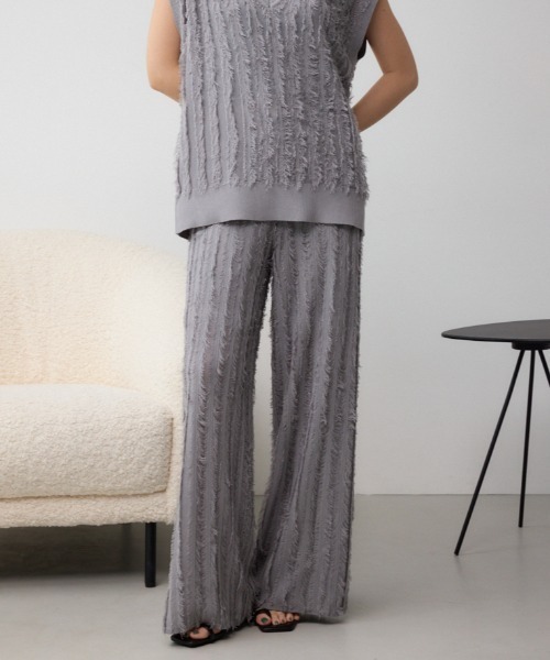 AZUL by moussy(アズールバイマウジー)の「シアーフリンジニットパンツ(スラックス・レディース・アイボリー/ブラック/グレー・SMALL/MEDIUM)」の3枚目の写真