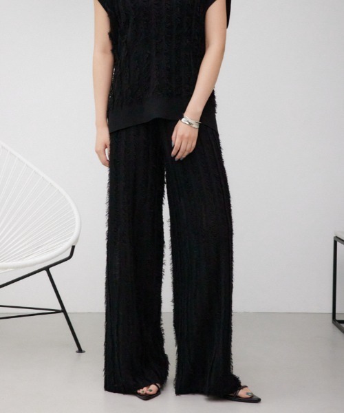 AZUL by moussy(アズールバイマウジー)の「シアーフリンジニットパンツ(スラックス・レディース・アイボリー/ブラック/グレー・SMALL/MEDIUM)」の2枚目の写真
