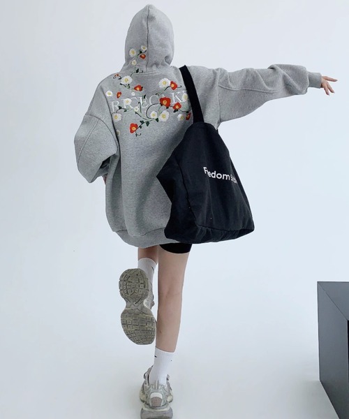 SHIENAS(シエナス)の「ロゴ刺繍花柄パーカー(パーカー)」 - WEAR SHIENAS(シエナス)の「ロゴ刺繍花柄パーカー(パーカー)」 - WEAR