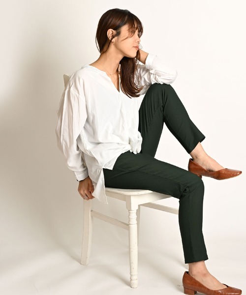 MARAI(マーライ)の「ラウンドヘム スキッパーシャツ 長袖(シャツ/ブラウス・レディース・ホワイト/ネイビー/ダークグリーン・MEDIUM/LARGE)」の4枚目の写真