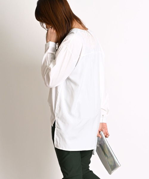 MARAI(マーライ)の「ラウンドヘム スキッパーシャツ 長袖(シャツ/ブラウス・レディース・ホワイト/ネイビー/ダークグリーン・MEDIUM/LARGE)」の8枚目の写真