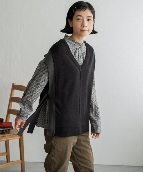 LBC（エルビーシー）の「2WAY配色リボンベスト（ニット/セーター・レディース・ベージュ/ブルー系その他/ブラック/チャコールグレー・M/L）」の2枚目の写真