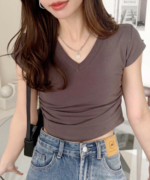 Ada.(エイダ)の「Vネック サイドシャーリング コンパクト フレンチスリーブ Tシャツ(Tシャツ/カットソー・レディース・ホワイト/ピンク/ブラック/グレー・FREE)」の3枚目の写真