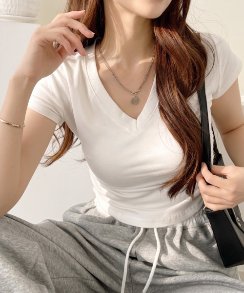 Ada.(エイダ)の「Vネック サイドシャーリング コンパクト フレンチスリーブ Tシャツ(Tシャツ/カットソー・レディース・ホワイト/ピンク/ブラック/グレー・FREE)」の1枚目の写真