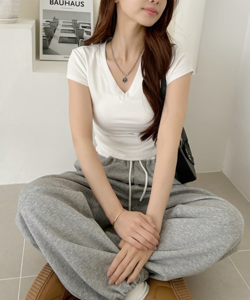 Ada.(エイダ)の「Vネック サイドシャーリング コンパクト フレンチスリーブ Tシャツ(Tシャツ/カットソー・レディース・ホワイト/ピンク/ブラック/グレー・FREE)」の6枚目の写真
