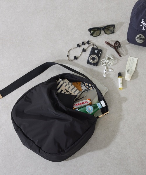 PAPILLONNER（パピヨネ）の「ナイロンテープショルダーバッグ（ショルダーバッグ・レディース・アイボリー/ブラック・FREE）」の2枚目の写真