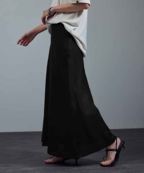 SALON adam et rope'（サロン アダム エ ロペ）の「リネンバイヤススカート［GENTLE LINEN］（スカート・レディース・ホワイト/グレー/ブルー/グレー系その他/ブラック・FREE）」の2枚目の写真