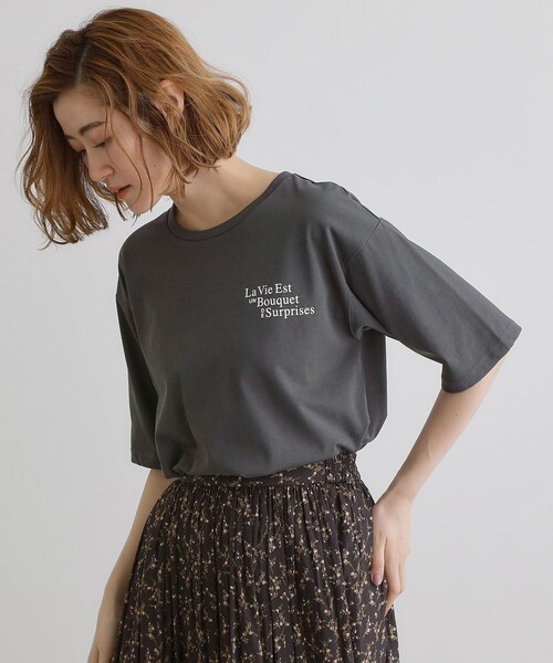 grove(グローブ)の「五分袖ロゴプリントTシャツ(Tシャツ/カットソー・レディース・ホワイト系3/ベージュ系その他3/オフホワイト/チャコールグレー/チャコール・01/02/03/04/05)」の3枚目の写真
